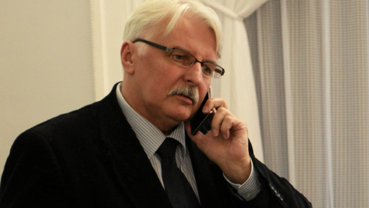 Witold Waszczykowski w wywiadzie dla "Super Expressu" skomentował kontrowersje pojawiające się wokół kwestii przyjęcia do Polski uchodźców z Bliskiego Wschodu.- Z bólem serca, ale będziemy musieli jako państwo praworządne i przestrzegające międzynarodowych zobowiązań wykonać te, które zaciągnął poprzedni rząd - powiedział nominowany na stanowisko ministra spraw zagranicznych w rządzie Beaty Szydło Waszczykowski.