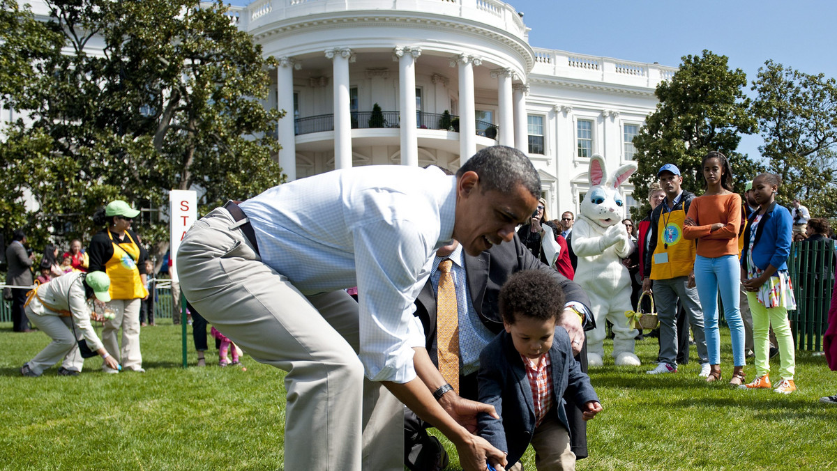 Prezydent USA Barack Obama z małżonką Michelle i córkami Sashą i Malią podejmują w poniedziałek gości na tradycyjnej wielkanocnej imprezie, której główną atrakcją jest toczenie na wyścigi jajek przez dzieci na trawniku przed prezydencką rezydencją.