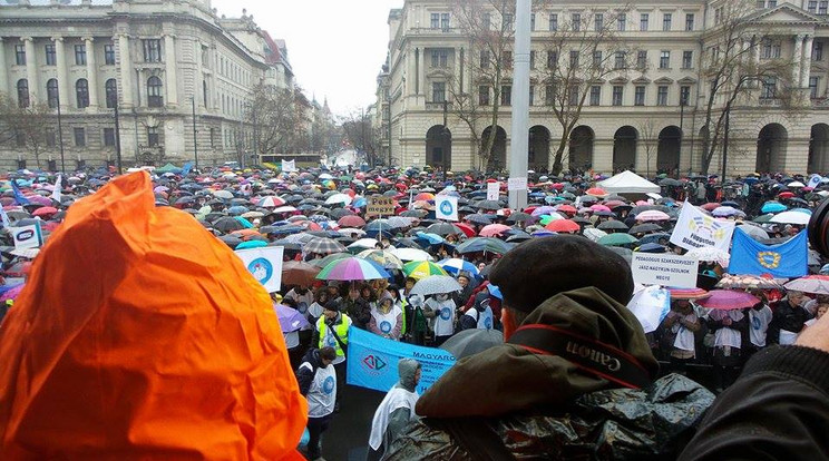 A rossz időjárás ellenére is megtelt a Kossuth tér /Fotó: Vági Bence