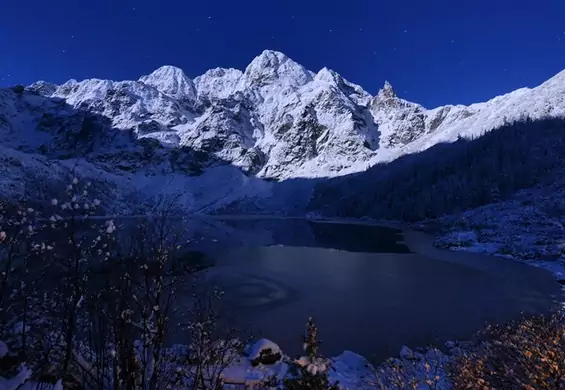 Nieliczni mogli podziwiać Superksiężyc znad Morskiego Oka w Tatrach. Widok zapiera dech w piersiach
