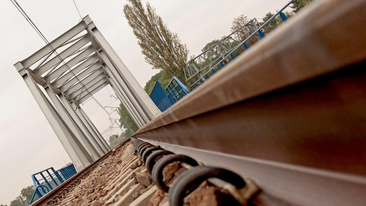 Już niebawem podróż pociągiem z Poznania do Piły skróci się o 40 minut. Polskie Linie Kolejowe ogłosiły przetarg na modernizację 93 kilometrowej trasy kolejowej. W ramach inwestycji przebudowanych zostanie m.in. 12 mostów i wiaduktów.