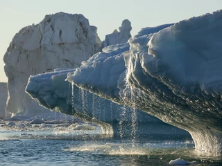 Jeśli grenlandzki lądolód ulegnie całkowitemu rozpuszczeniu, wówczas światowy poziom wód w morzach i oceanach może podnieść się nawet o sześć metrów