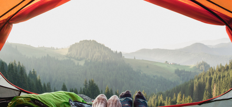 Nie musisz spać na podłodze. Te meble i gadżety przydadzą się i na campingu, i gdy wpadną niezapowiedziani goście