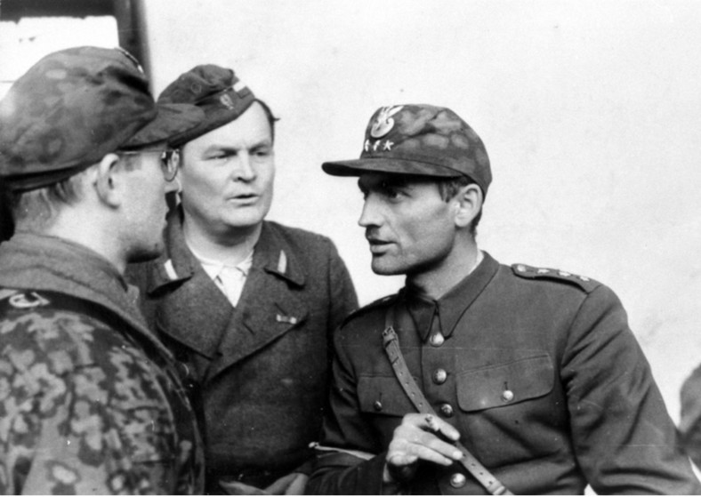 Kapitan „Hal” (pierwszy od prawej) w rozmowie z por. Eugeniuszem Kwiatkowskim „Jackiem”