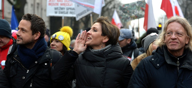 Straż Marszałkowska doręcza posłom w Sejmie specjalne pisma