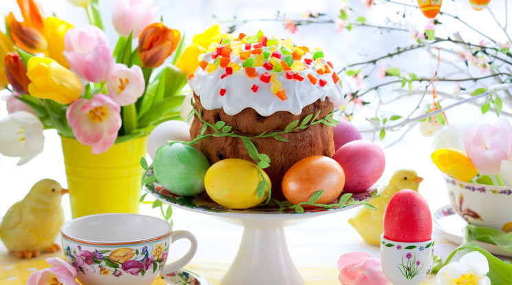 Ha néhány festett tojás rakunk a torta köré, máris ünnepivé varázsolhatjuk a legegyszerűbb desszertet / Fotó: Shutterstock