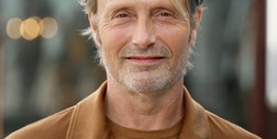 Mads Mikkelsen: Chcesz być polityczny? Stań na pudle i o tym opowiedz [WYWIAD]