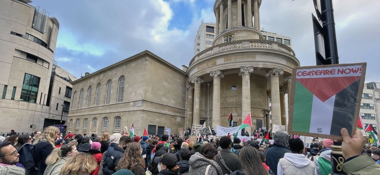 "Oskarżamy cię o ludobójstwo". Brytyjczycy protestują przed siedzibą BBC