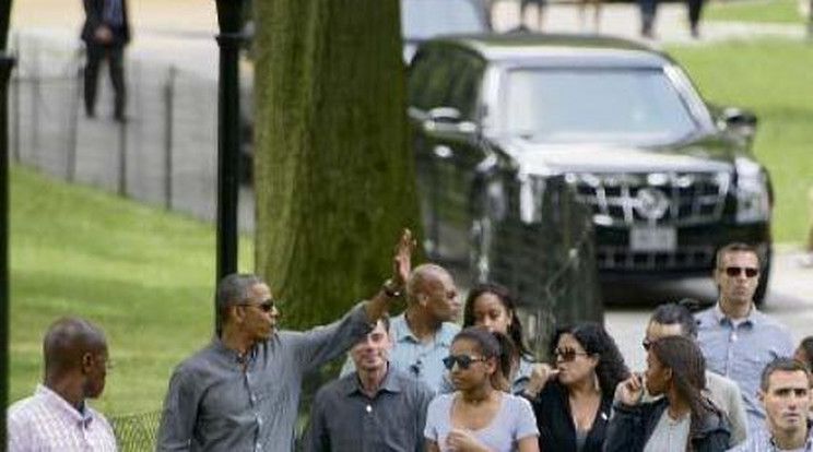 Obama félszáz testőrrel sétált