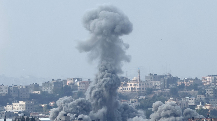 Füst tör a magasba egy izraeli légitámadás után a Gázai övezetben a dél-izraeli Szderótből fotózva 2023. november 12-én / Fotó: MTI/EPA/Abir Szultan