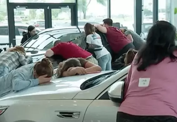 Najsmutniejszy facebookowy live świata. Ludzie całują samochód na czas w radiowym konkursie