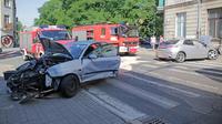 Wypadek na 6 Sierpnia w Łodzi. Drzewo zasłania znak Stop