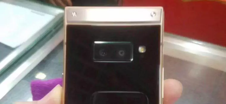 Samsung W2019 na zdjęciach i wideo. Ma dwa ekrany i klapkę