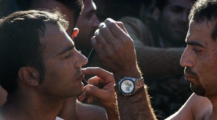 Cérnával varrják be egymás száját a menekültek /Fotó: MTI