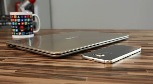 Grubość modelu Asus ZenBook Flip UX360CA w porównaniu z Samsungiem Galaxy S6