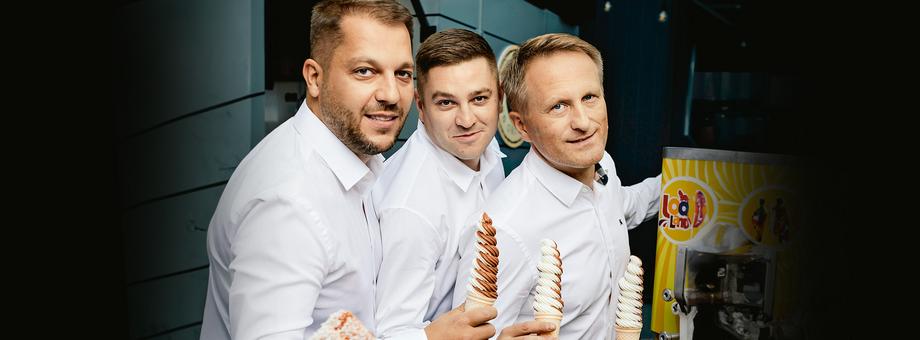 Bracia Marcin i Krzysztof Olesiakowie (od lewej) wraz ze szwagrem Sebastianem Śliwką zaczynali od kilku własnych punktów sprzedaży lodów. Dziś mają liczącą blisko tysiąc punktów sieć przyczep, sprzedającą lody, kołacze i kebaby.
