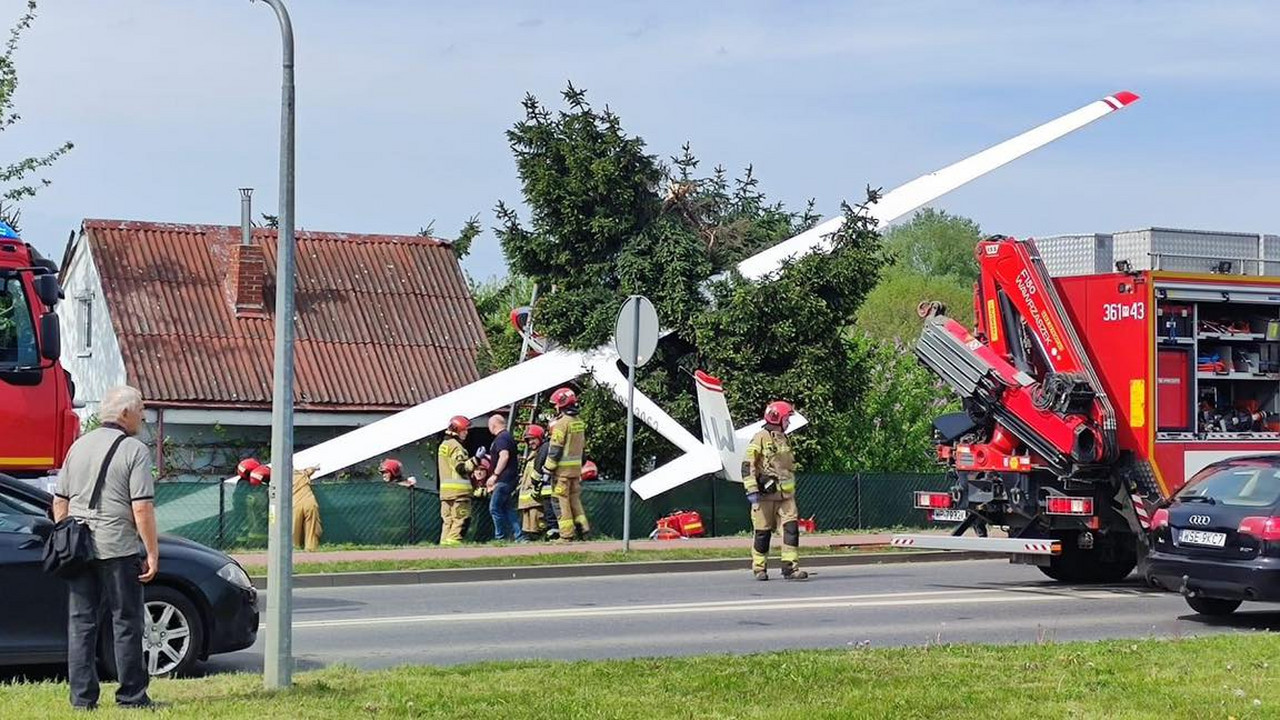 Groźny wypadek w Płocku. Szybowiec uderzył w drzewo