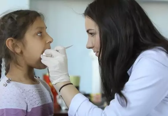 Studenci stomatologii z Gdańska pomogli młodym uchodźcom z Ukrainy i Czeczenii. Brawo!