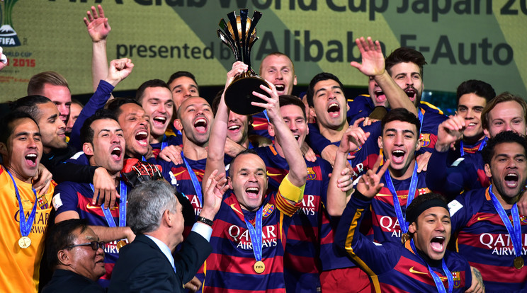 A Barca sztárjai győztek - ez az ötödik trófeájuk idén / Fotó: AFP