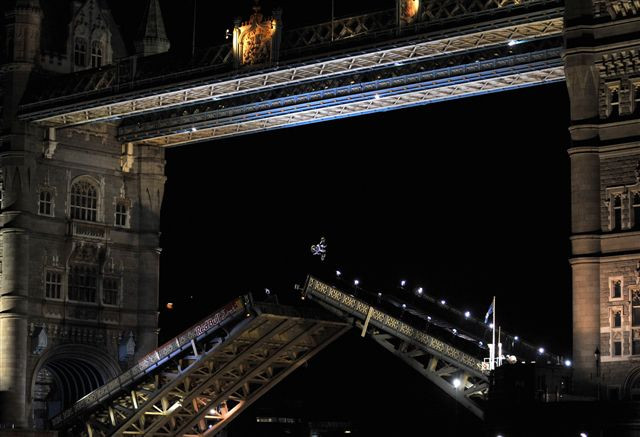 Red Bull X-Fighters: backflip na londyńskim Tower Bridge