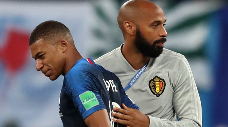 Az első vb-elődöntő után: a belga edzői
stábot erősítő Henry (jobbra) gratulál a
francia győzelem után Mbappénak /Fotó: Getty Images