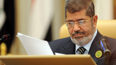 Egipt: sąd nakazał zatrzymanie Mursiego za związki z Hamasem