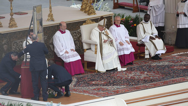 Papież wygłaszał homilię. Kilka metrów od niego doszło do incydentu