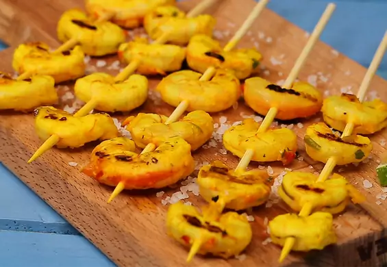 "Street food. Żarcie z ulicy": Shrimp skewers