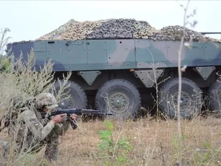 Należący do ukraińskiej armii Rosomak podczas ćwiczeń