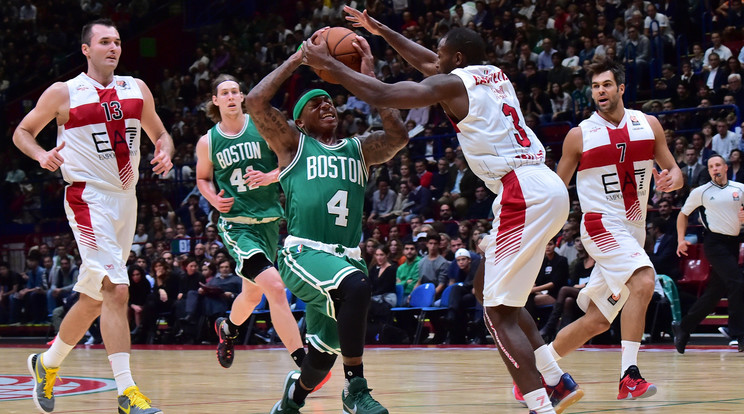 Isaiah Thomas (4-es mezben) nem ijed meg a hórihorgas sztároktól – ők tartanak tőle /Fotó: AFP