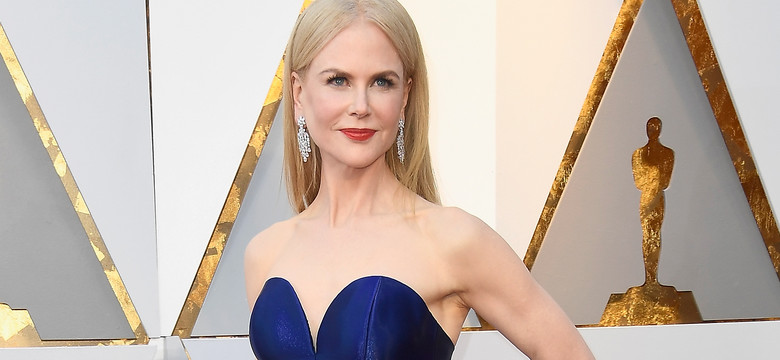 Oscary 2018. Uśmiechnięta Nicole Kidman z kokardą na brzuchu