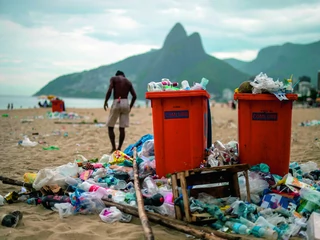 Morze plastikowych śmieci w krajach rozwijających się to zarówno efekt wysyłania tam odpadów przez bogate kraje, jak i brak tanich technologii recyklingu lub utylizacji