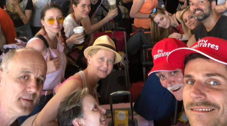 A Vígszínház társulata Eszenyi Enikő (középen) vezetésével kalandos vonat- és repülőúton van túl, de megérkezett / Fotó: Facebook