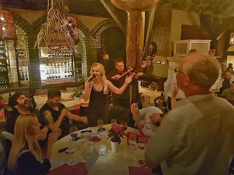 Dok je pevala, dečko Luka gledao ju je s osmehom