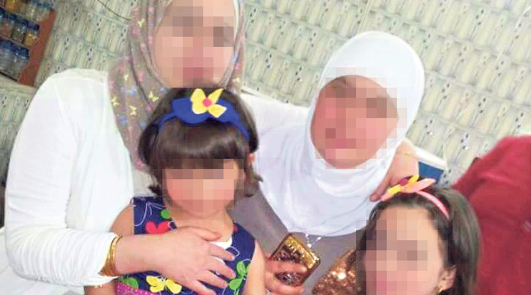 Mónika (középen) és három lánya. Férjét 3 éve börtönben tartják. Rettegnek, hogy eléri őket a háború /Fotó: Facebook