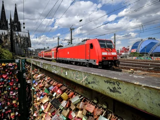 Pociąg DB Regio wjeżdża na most Hohenzollernów w Kolonii
