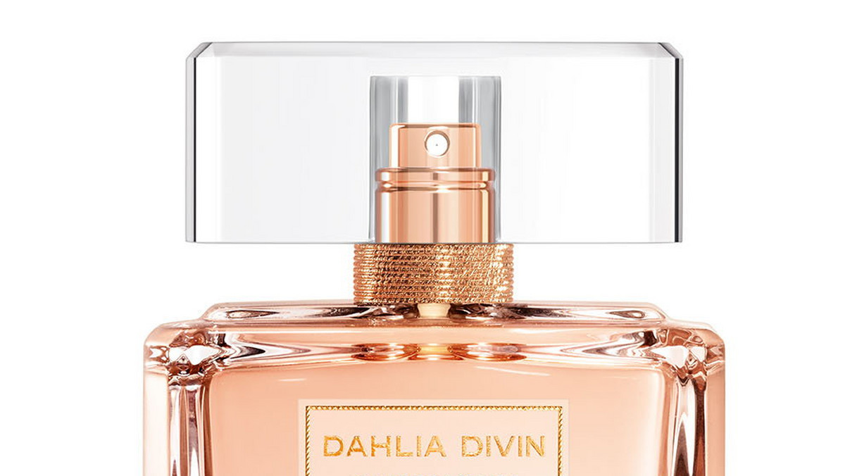 Dahlia Divin - woda perfumowana od Givenchy miała swój debiut w 2014 roku. Zapach skomponował znany perfumiarz Francois Demachy. Kompozycja wypłynęła z ciekawego trendu ze świata mody, jakim jest luksusowe krawiectwo haute couture. Ta drzewno-kwiatowa, wykwintna mieszanka została zamknięta w przepięknym, minimalistycznym flakonie, który mieni się prawdziwie wyrafinowanymi, kobiecymi barwami złota i pudrowego różu.