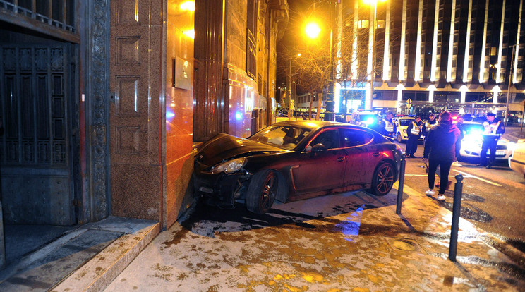 A Porsche Panamerából a baleset után kipattanó fiatalok szemtanúk szerint végigkacarászták a történetet / Fotó: MTI-Mihádák Zoltán