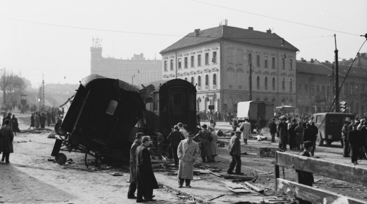 A korabeli fotón jól látszik, hogy 
embertelen küzdelemnek
színhelye volt a Széna tér  /Fo­tó: Fortepan