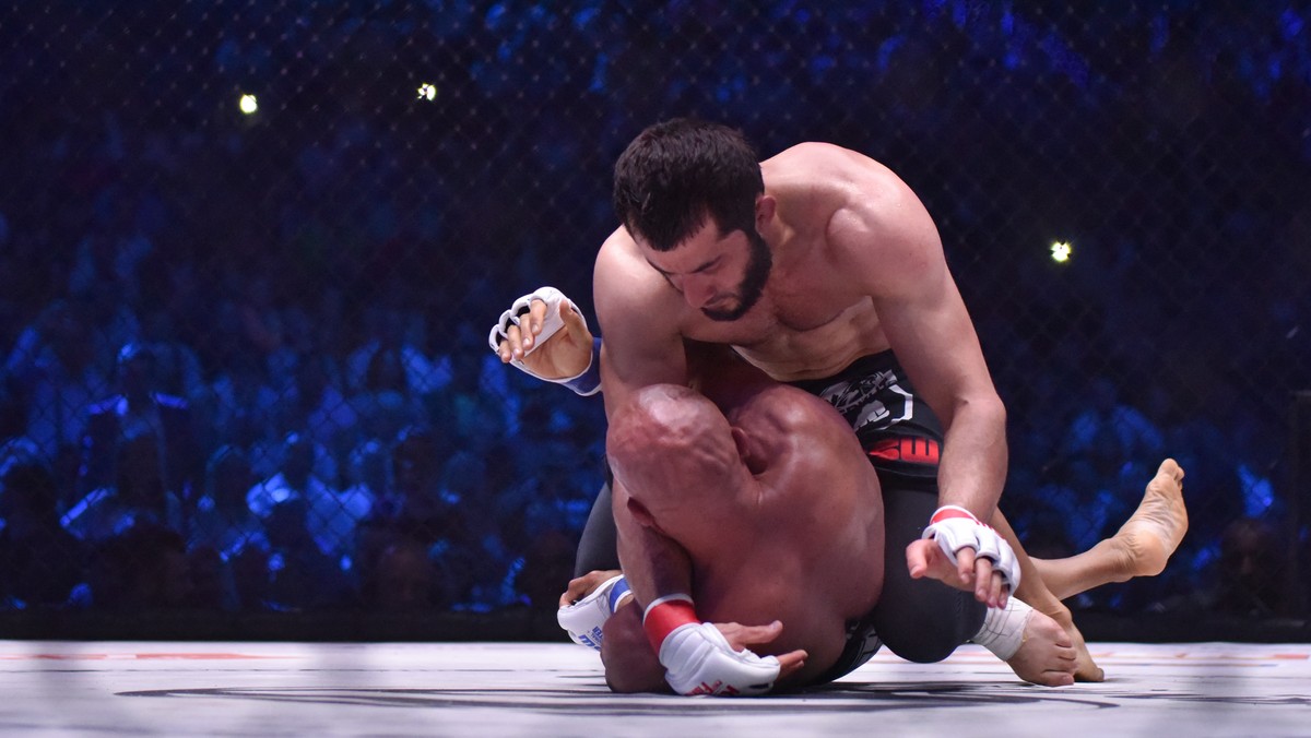 Dwóch mistrzów KSW zmierzy się w walce wieczoru podczas historycznej gali na Stadionie Narodowym (29 maja). Posiadacz pasa w kategorii do 84 kilogramów Mamed Chalidow zawalczy z czepmionem do 77 kg Borysem Mańkowskim. - Chalidow w każdym starciu jest faworytem, podobnie jak na przykład Kliczko. Ale Borys będzie jego największym wyzwaniem w karierze - mówi współwłaściciel federacji KSW Maciej Kawulski.