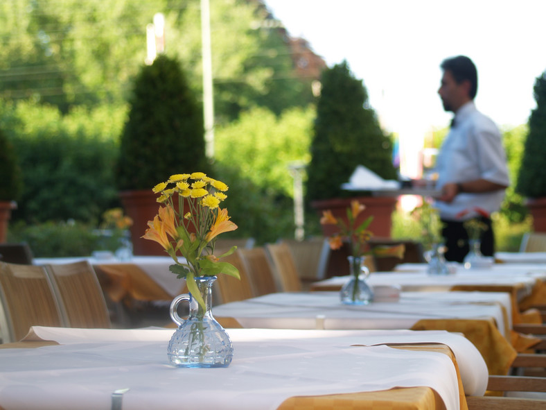 Polacy wyszli z domów. Zdaniem ekspertów polski rynek jest bardzo perspektywiczny. Mimo wyraźnej poprawy, statystyczny Polak tylko kilka razy do roku bywa w restauracji.