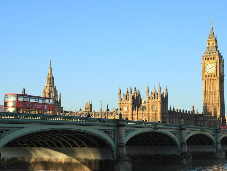 Premier David Cameron w noworocznym przesłaniu do Brytyjczyków przyznał, że rok 2011 nie będzie łatwy, ponieważ rząd musi podjąć decyzje trudne, lecz konieczne dla ożywienia gospodarki kraju.