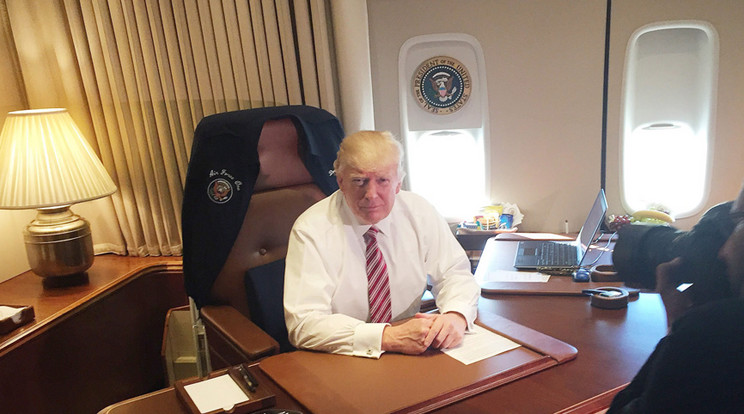 Odáig volt Trump az első repülésért az
Air Force One-on. Látszott rajta, 
hogy izgu l/Fotó: MTI