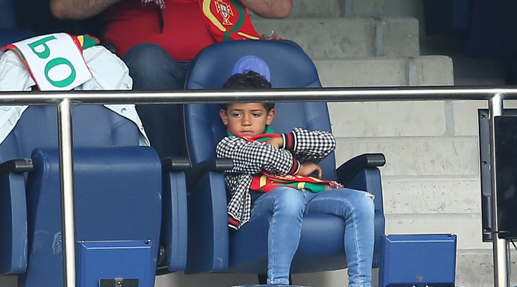 Cristiano Ronaldo fia az egyik csoportmeccset végig unta / Fotó: Profimedia-Reddot