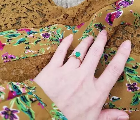 Kolorowy pierścionek zaręczynowy