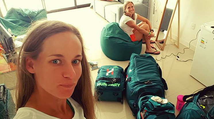 A két magyar sportoló órákat várt a repülőgép indulására a csomagokkal /Fotó: Erdélyi Zsófia - Facebook