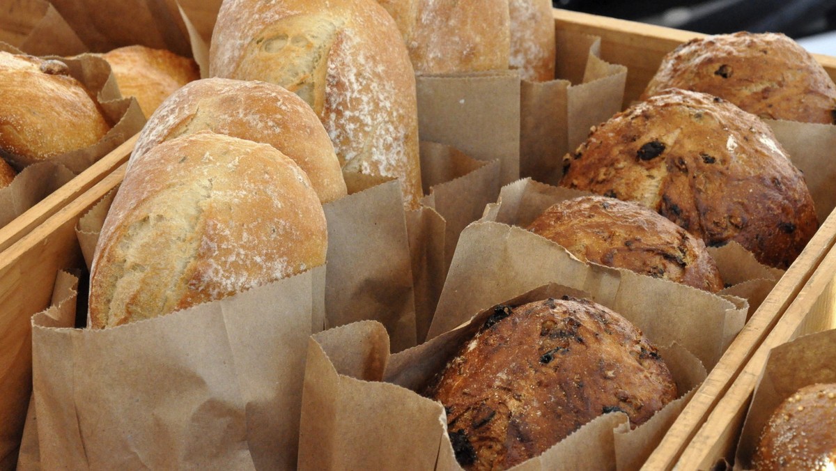 Opracowanie receptur produktów piekarniczych, które po wypieku atrakcyjnie wyglądają, są smaczne, a w składzie nie zawierają w glutenu - to zadania, którego podjęli się naukowcy z Katedry Towaroznawstwa Żywności Uniwersytetu Ekonomicznego w Poznaniu.