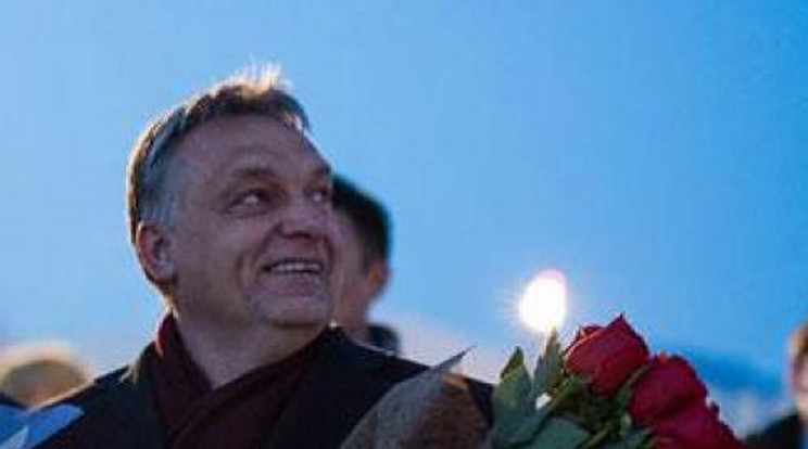 Hatalmas rózsacsokorral várták Orbánt Kazahsztánban