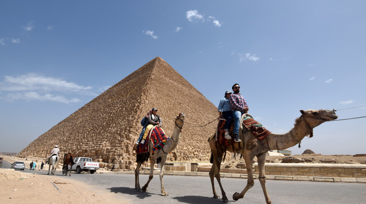 A nagy piramis teljes pompájában még lenyűgözőbb
látványt nyújtott, de az évezredek során elhordták a mészkőborítását a környező épületekhez /Fotó: AFP