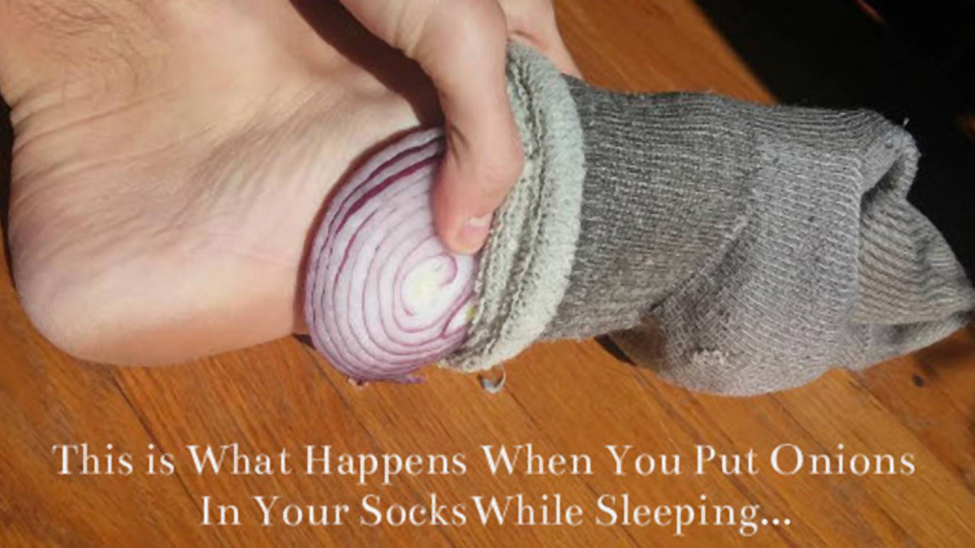 Zašto treba da stavite luk u čarape pred spavanje (da, znamo da zvuči čudno)